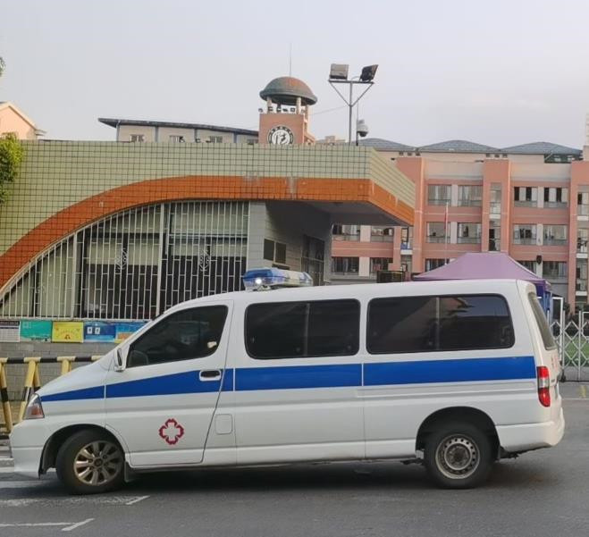 鱼峰救护车出租护送骨折病人一公里多少钱